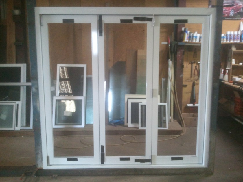 White aluminium 3-panel bifold window