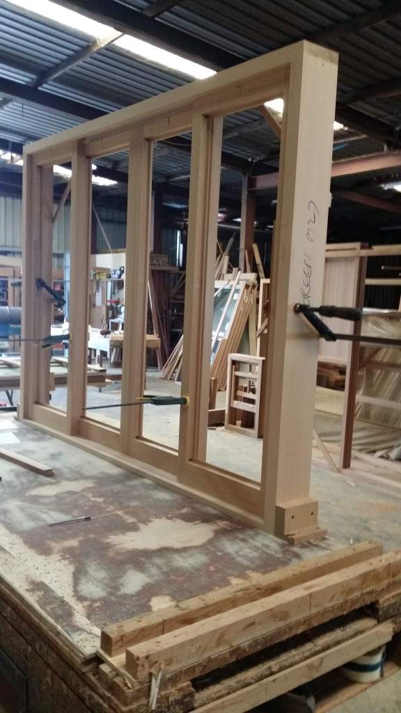 Sliding window in cedar, with 2 sliding sashes in the middle.